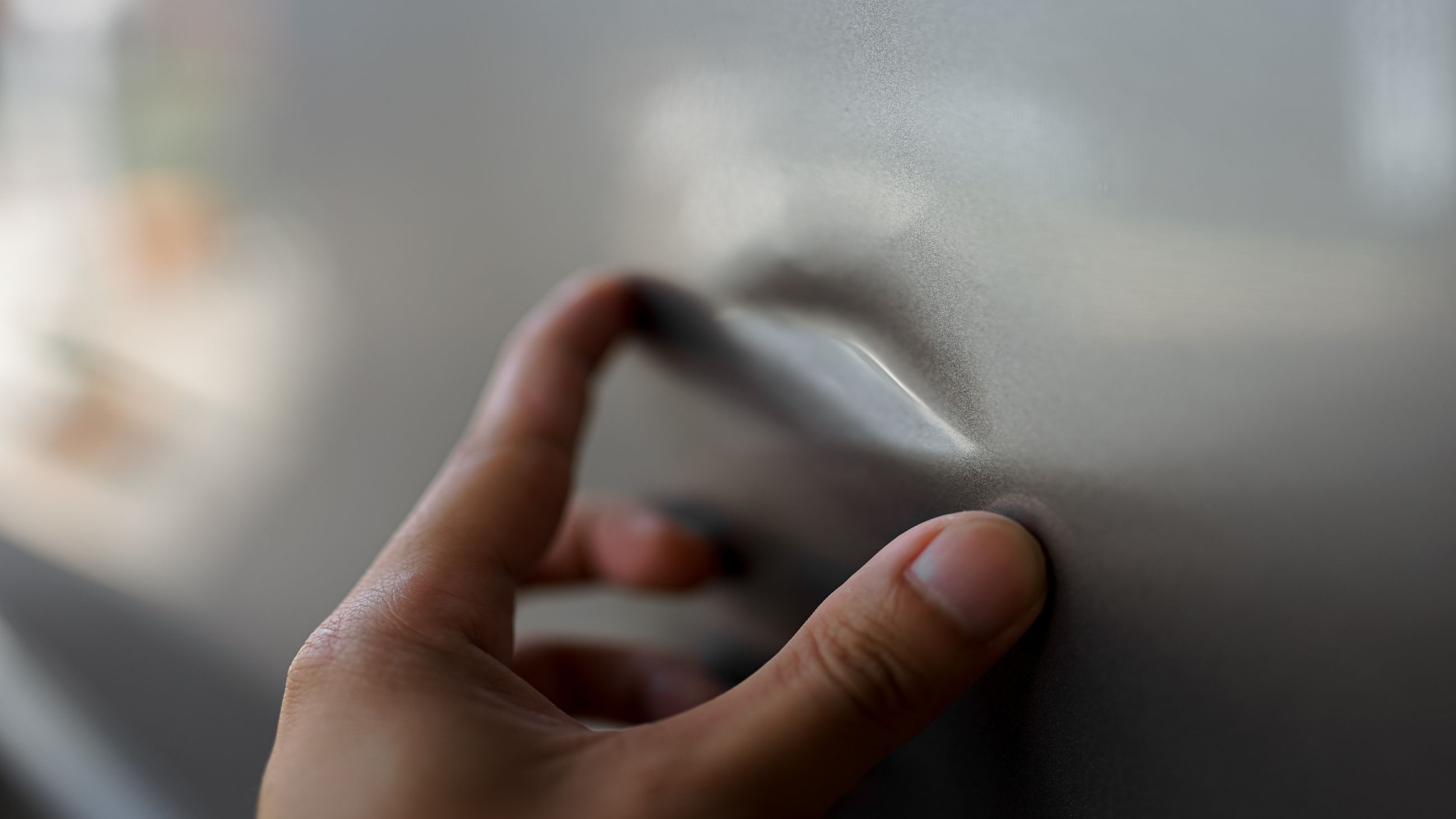 Prüfung der Fahrzeuglackoberfläche auf reparierte oder nachlackierte Stellen