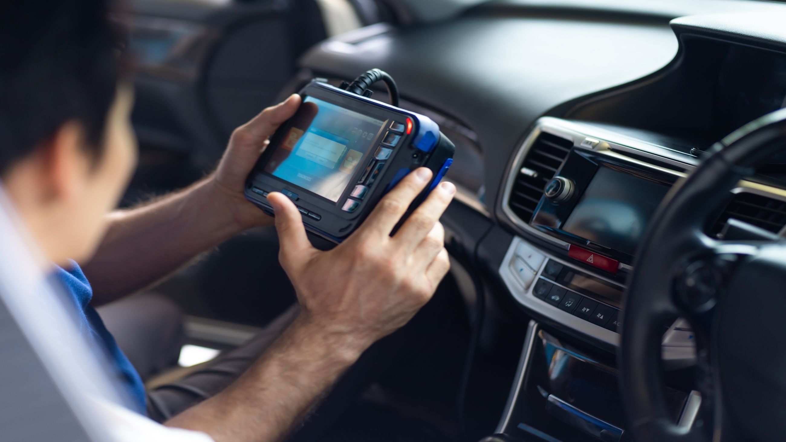 Diagnosegerät im Fahrzeug zeigt ausgelesene Steuergeräte-Daten auf dem Display