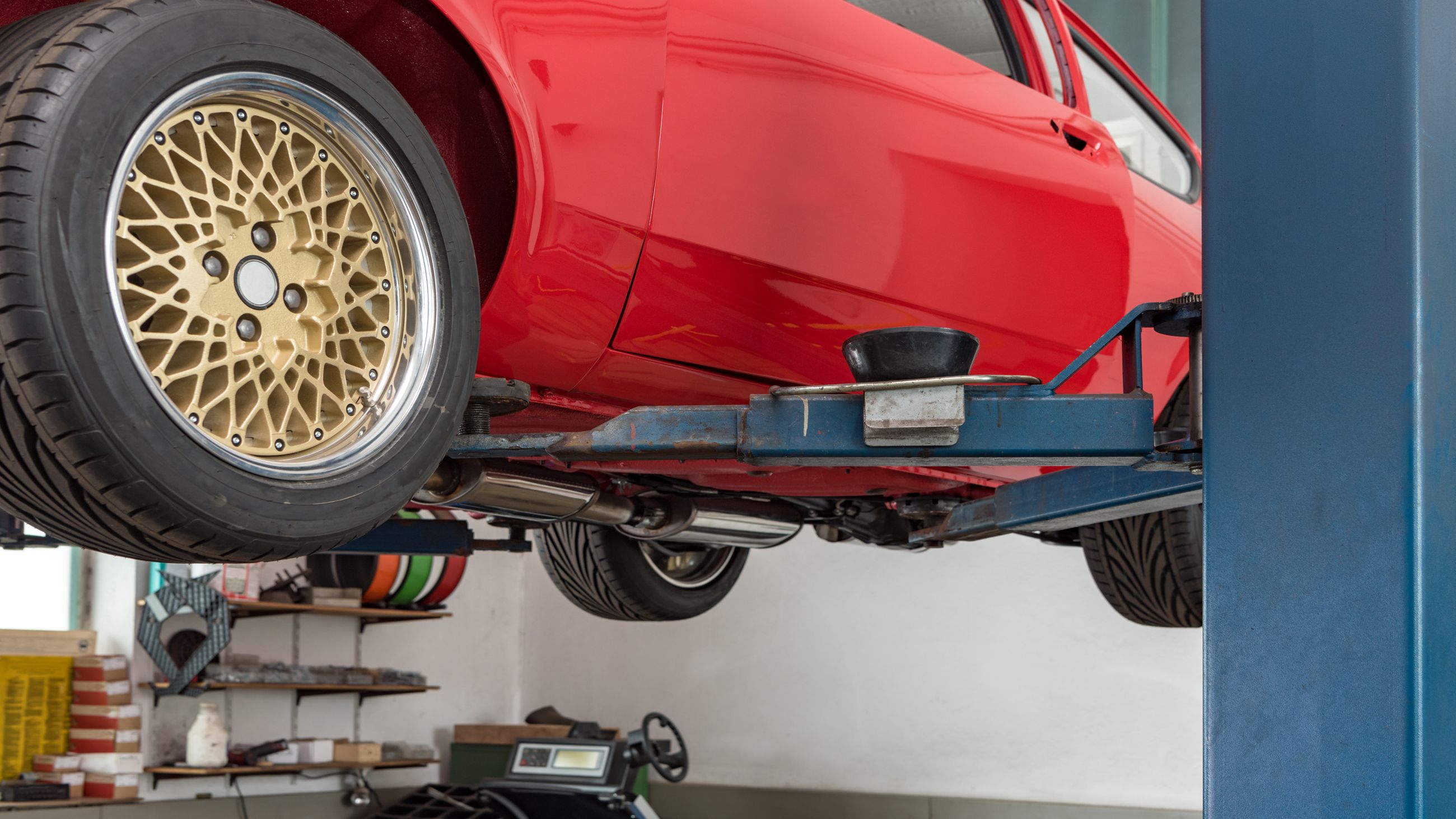Klassisches Fahrzeug auf der Hebebühne zur Zustandsbeurteilung für Oldtimer-Wertgutachten