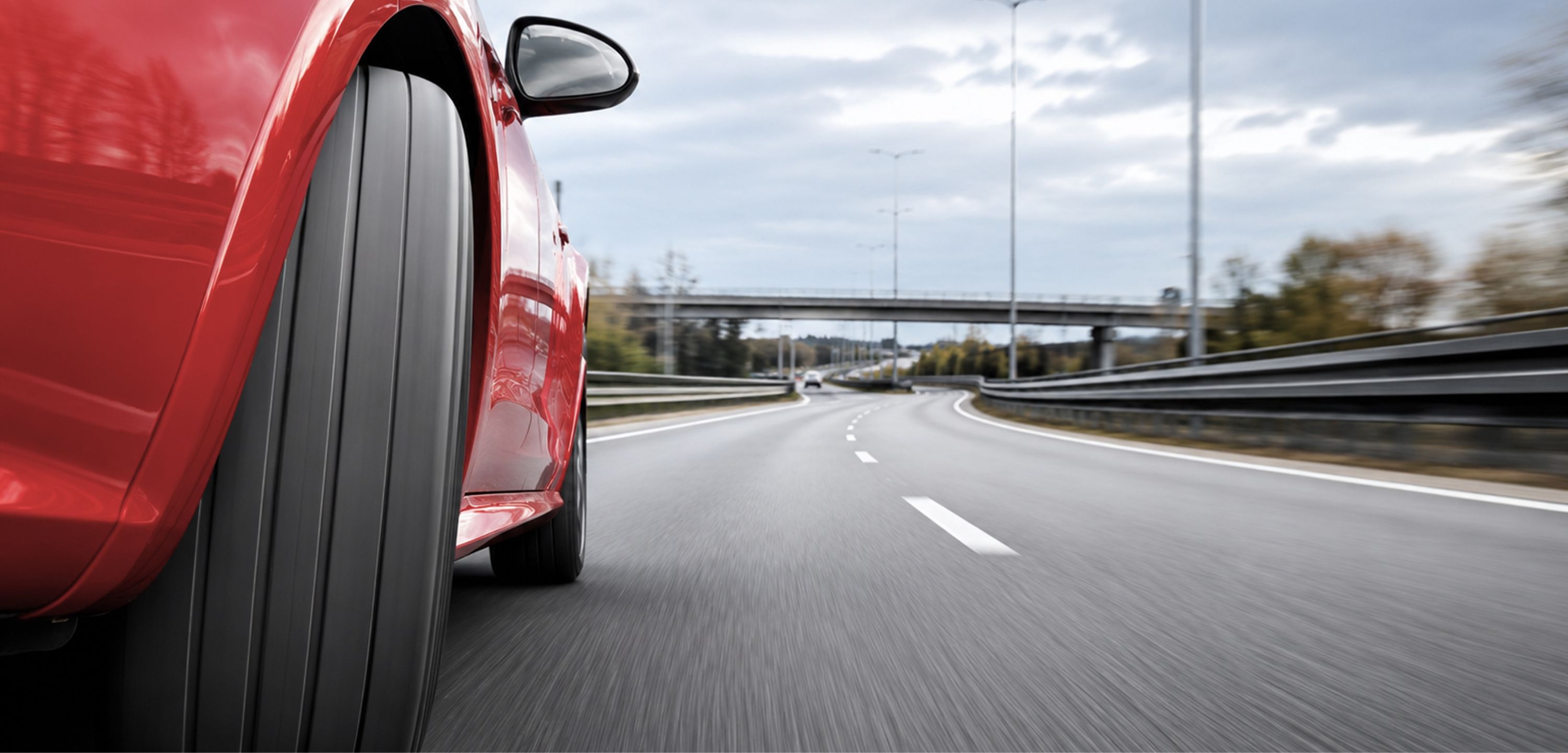 Rotes Fahrzeug auf der Autobahn